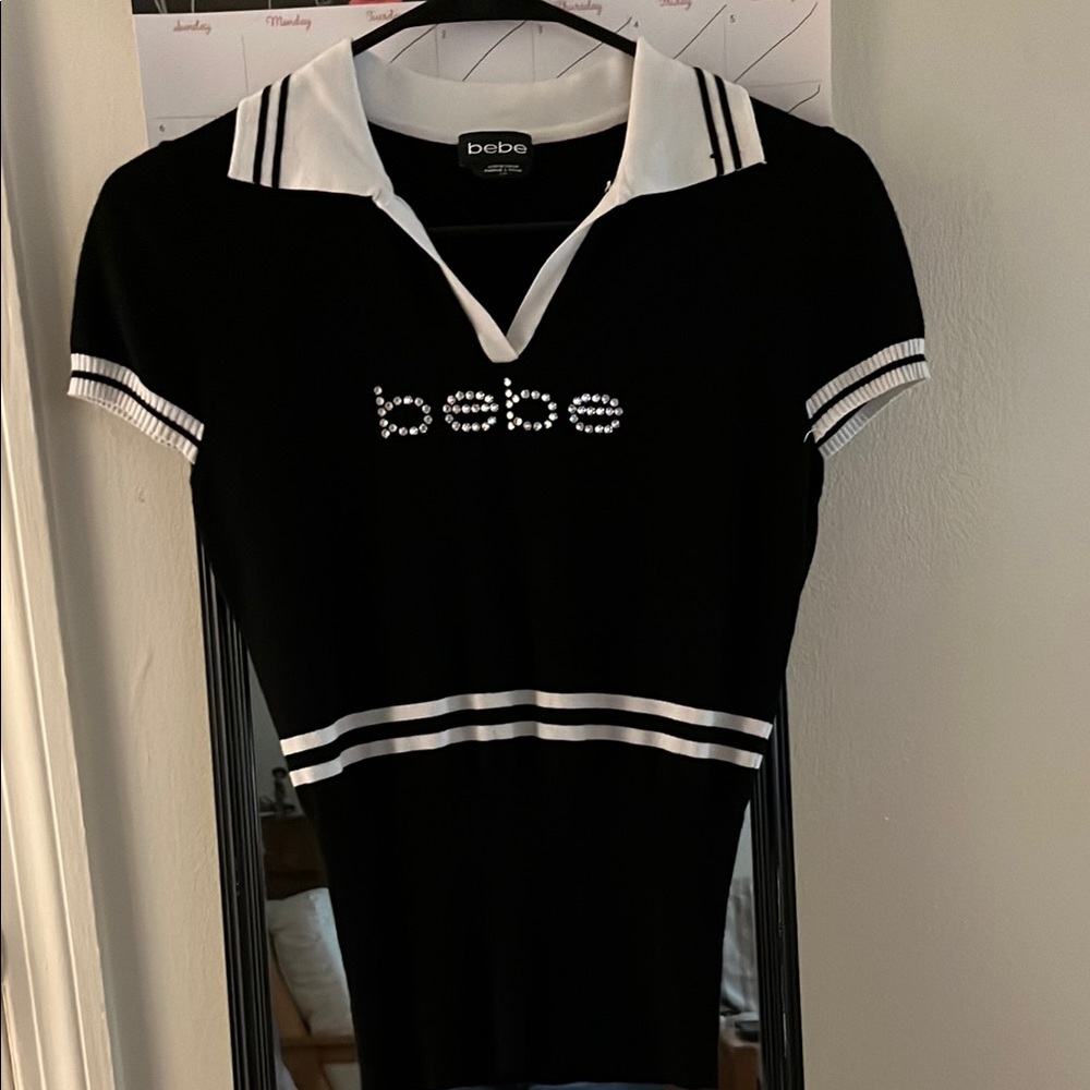 bebe Black and White V-Neck Ribbed T-Shirt